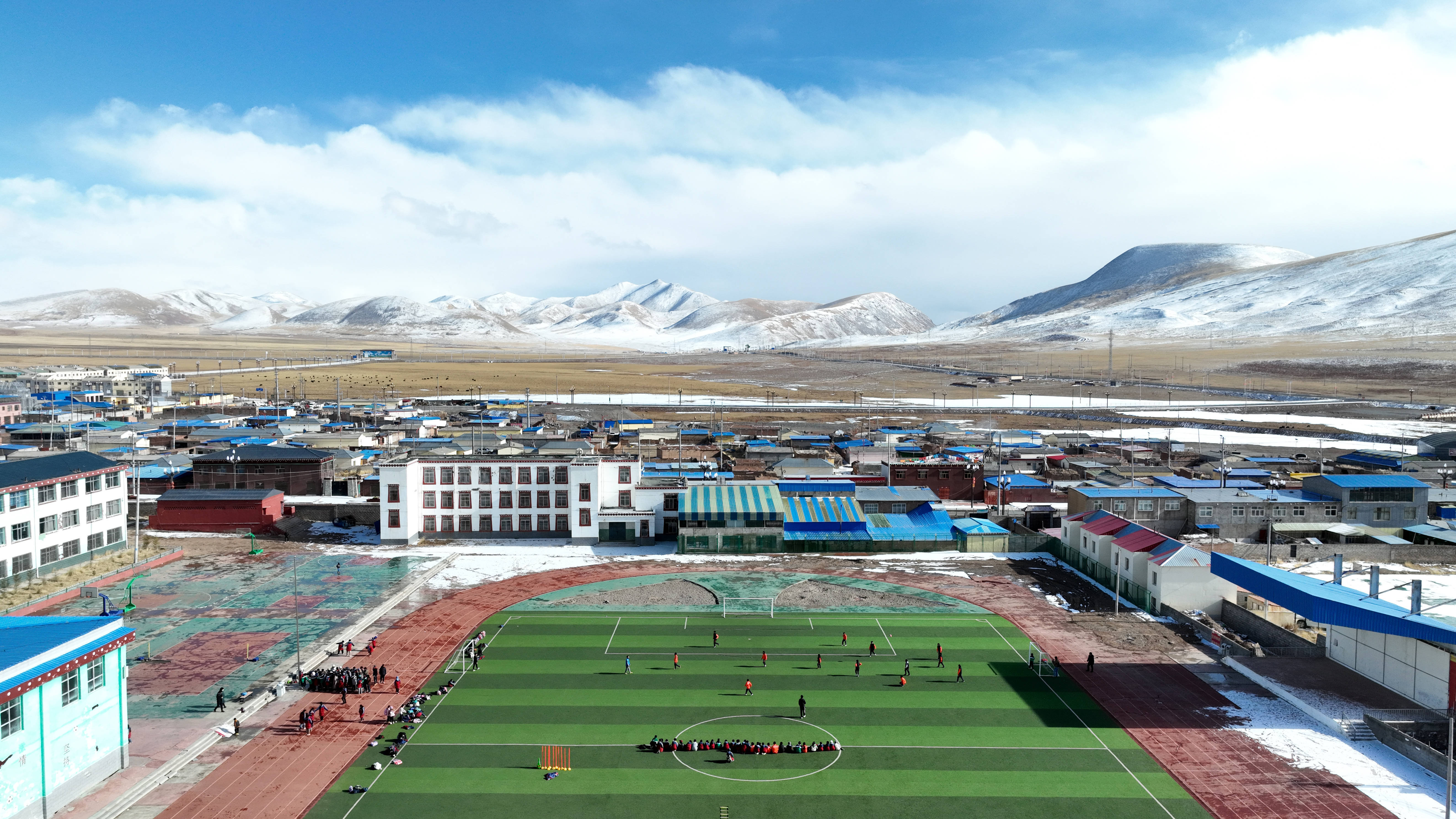 （体育）高原追风少年：从“牛粪足球”到黄河赛场