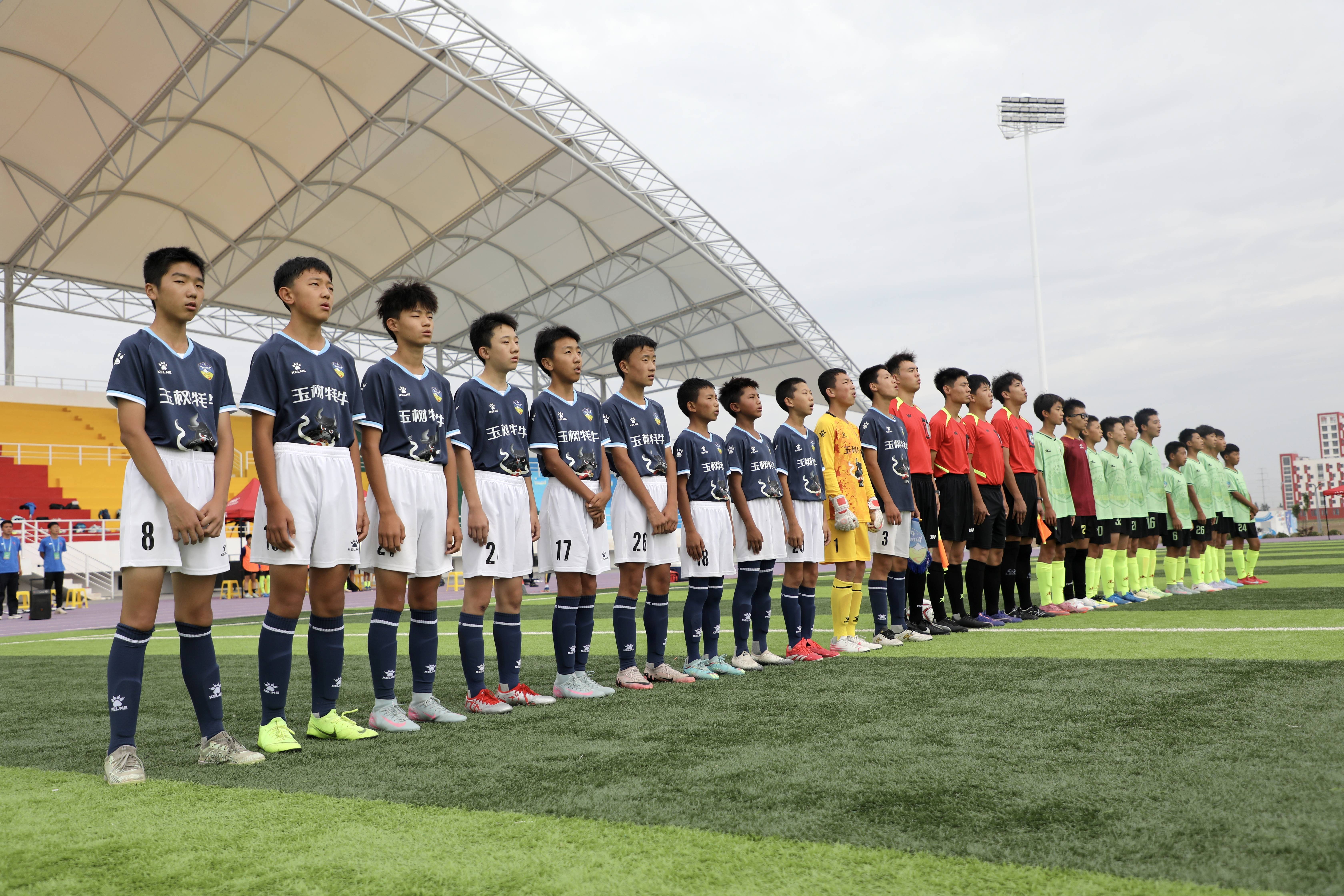 （体育）高原追风少年：从“牛粪足球”到黄河赛场