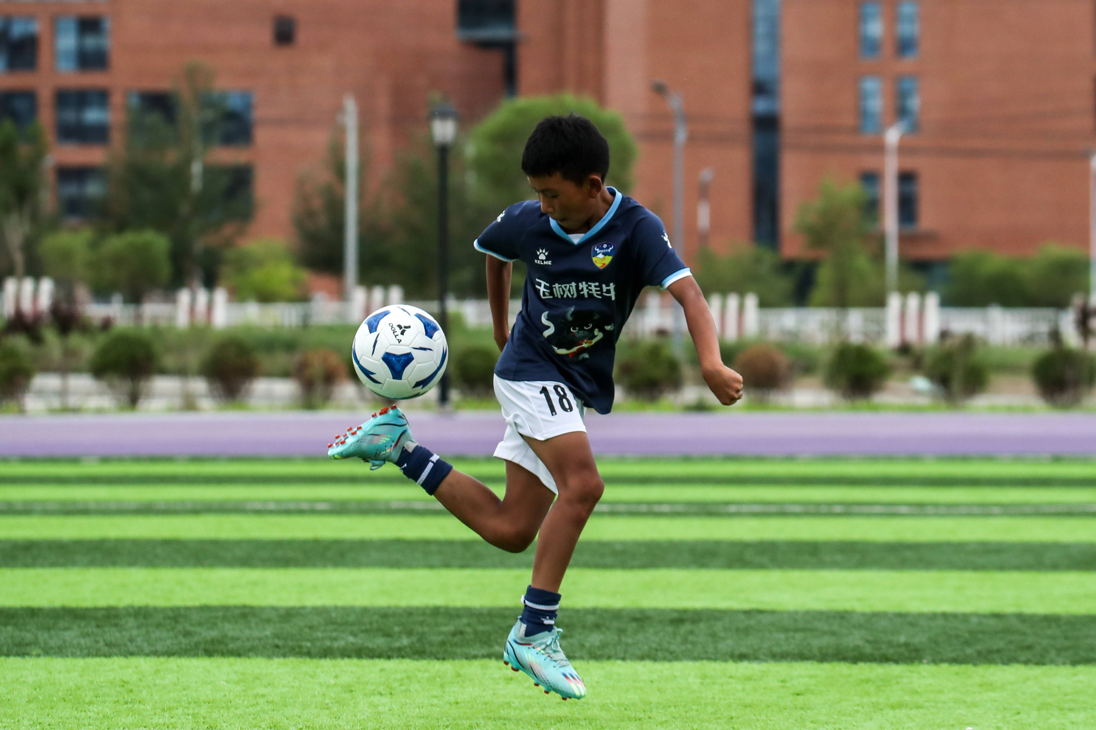 （体育）高原追风少年：从“牛粪足球”到黄河赛场