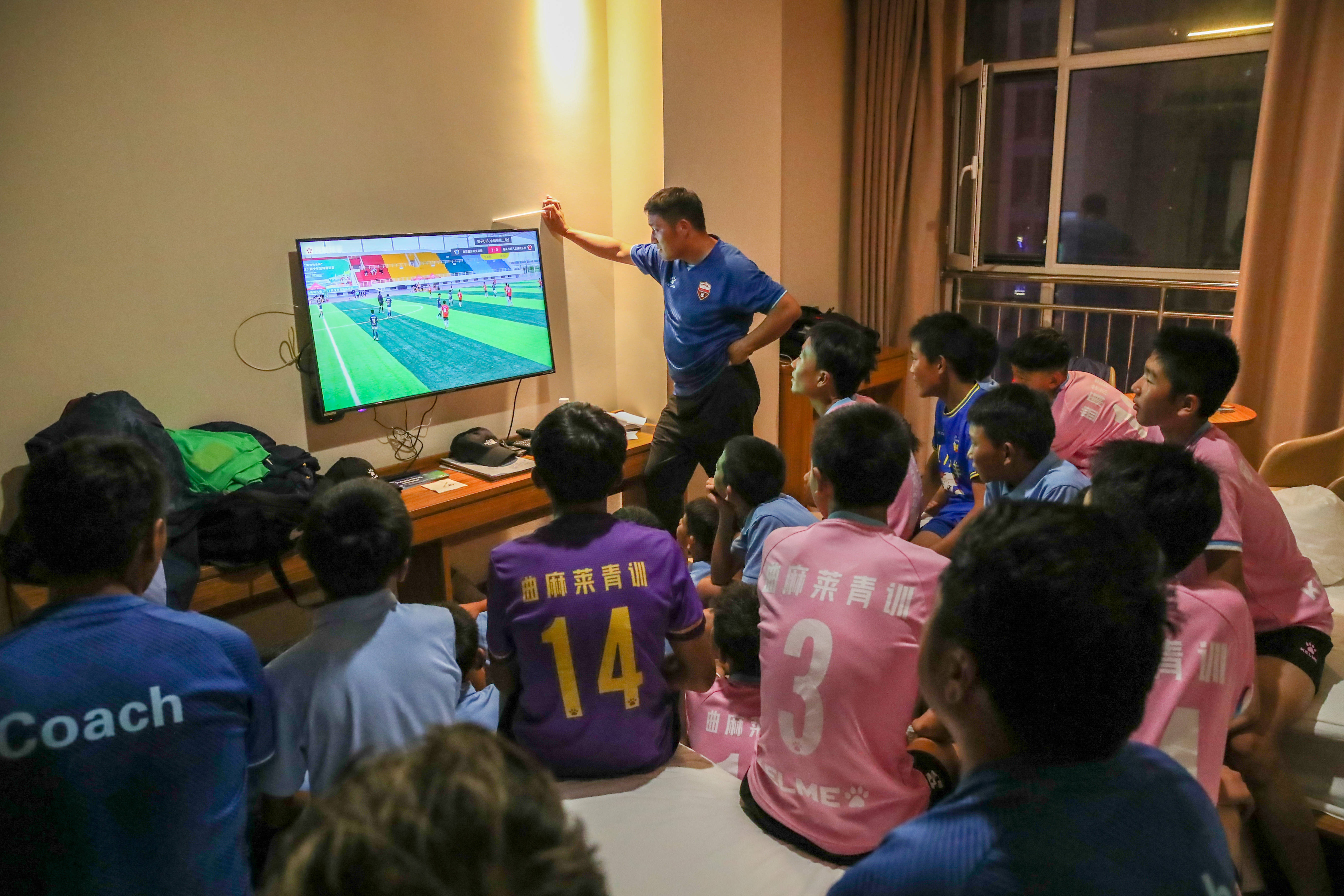 （体育）高原追风少年：从“牛粪足球”到黄河赛场