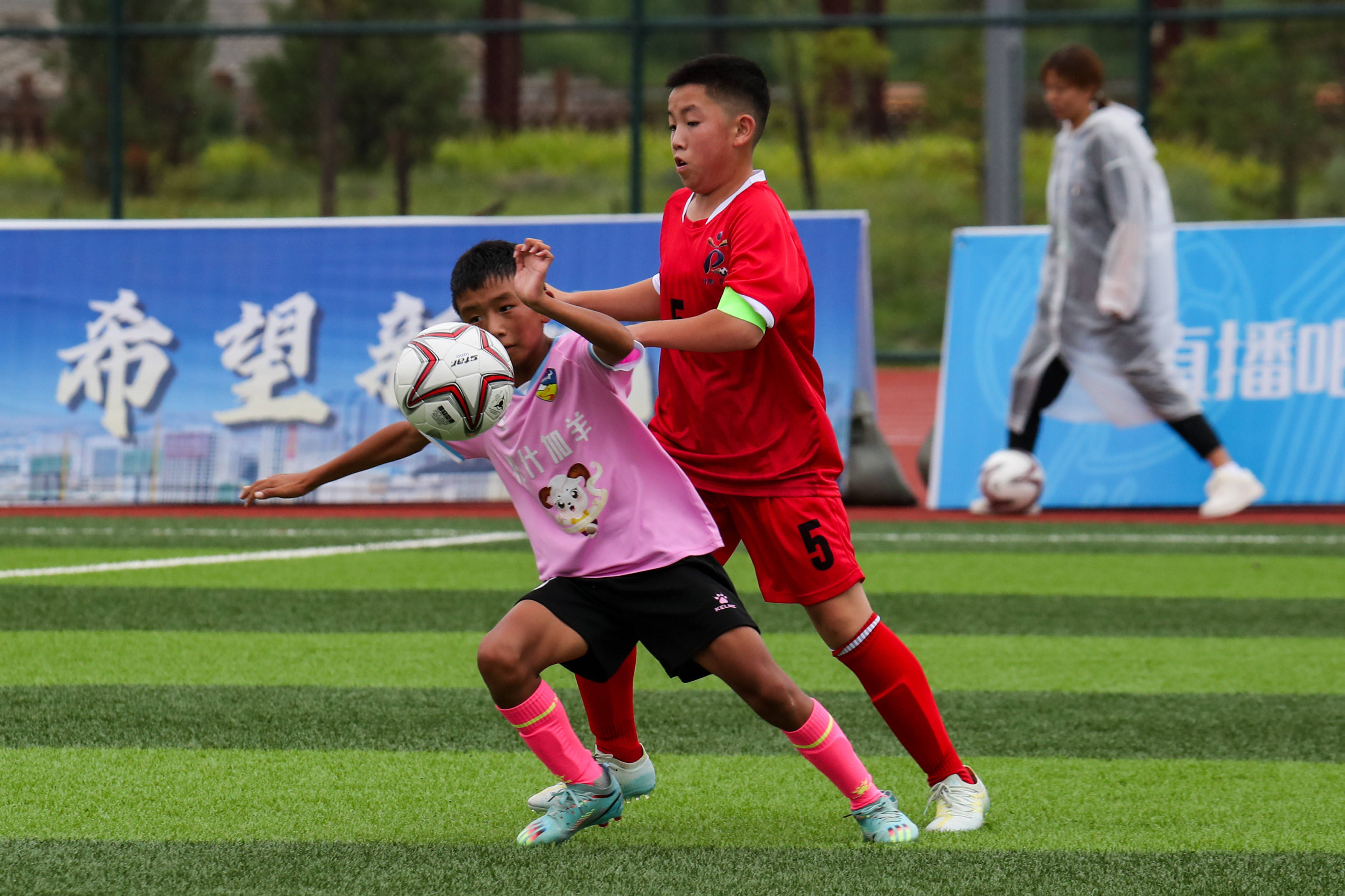 （体育）高原追风少年：从“牛粪足球”到黄河赛场