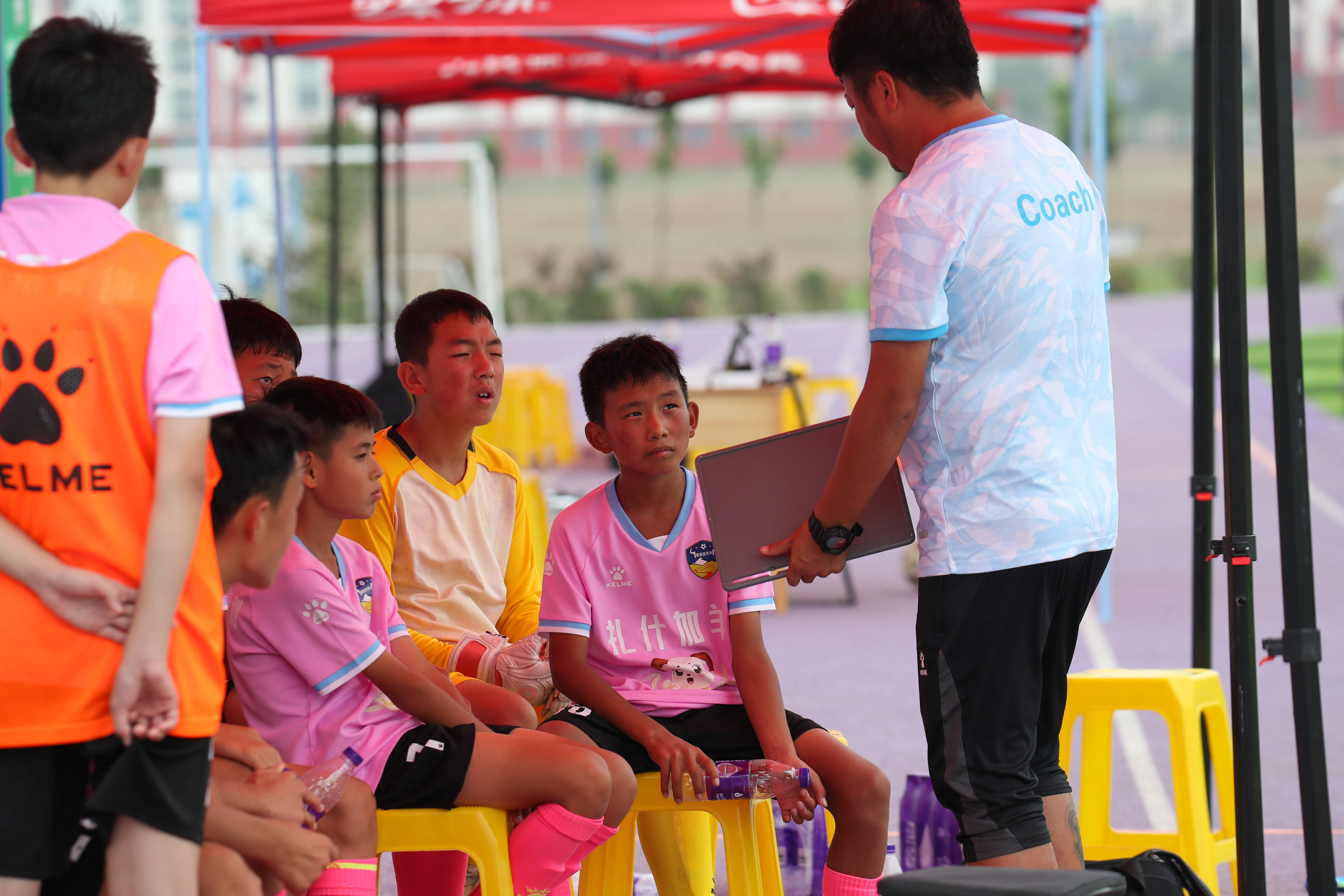 （体育）高原追风少年：从“牛粪足球”到黄河赛场