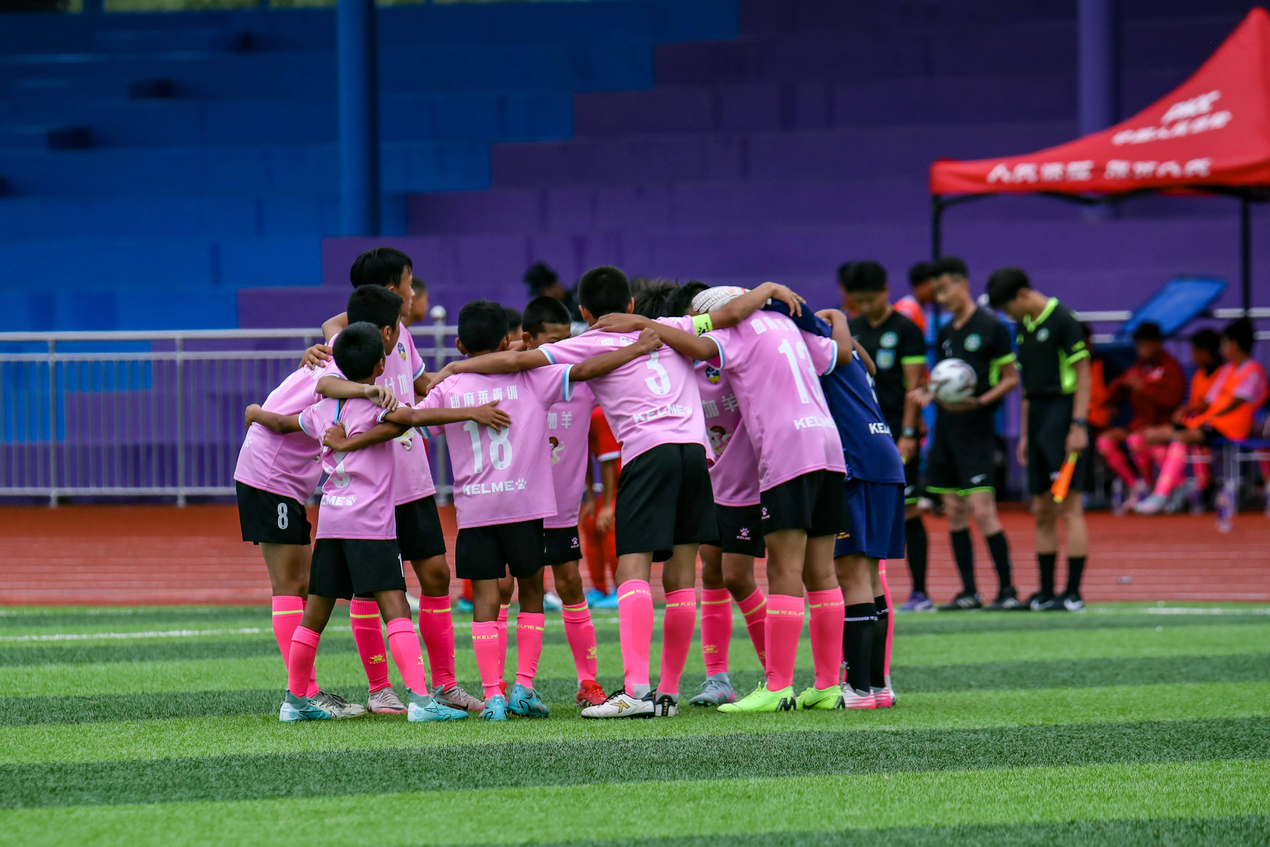 （体育）高原追风少年：从“牛粪足球”到黄河赛场