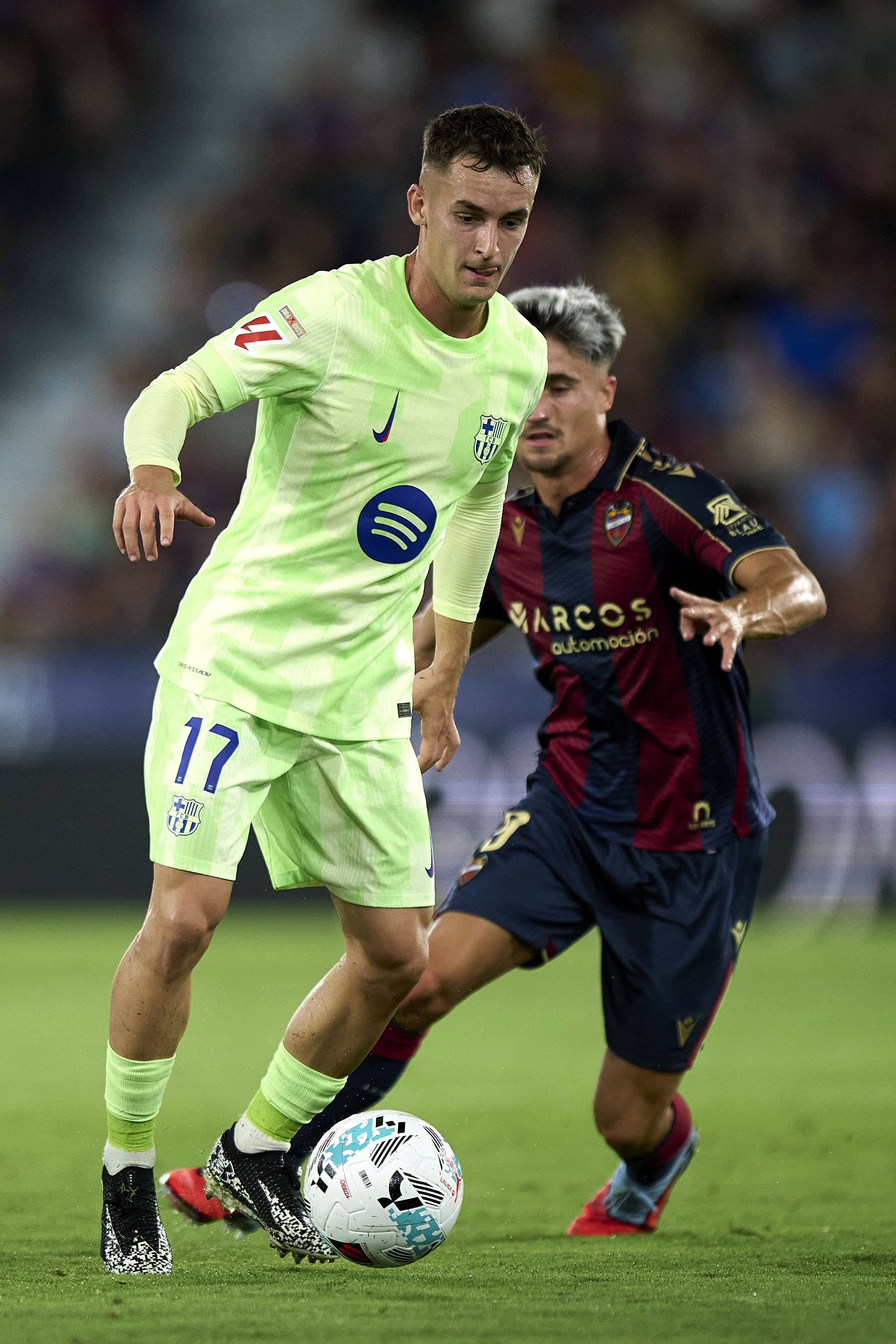 (体育)足球——西甲:巴塞罗那胜莱万特