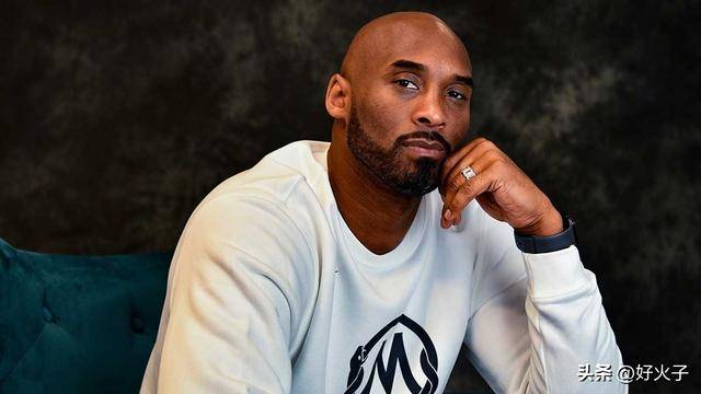 科比签署他最后一件8号球衣的视频曝光,他为湖人队效力了20年